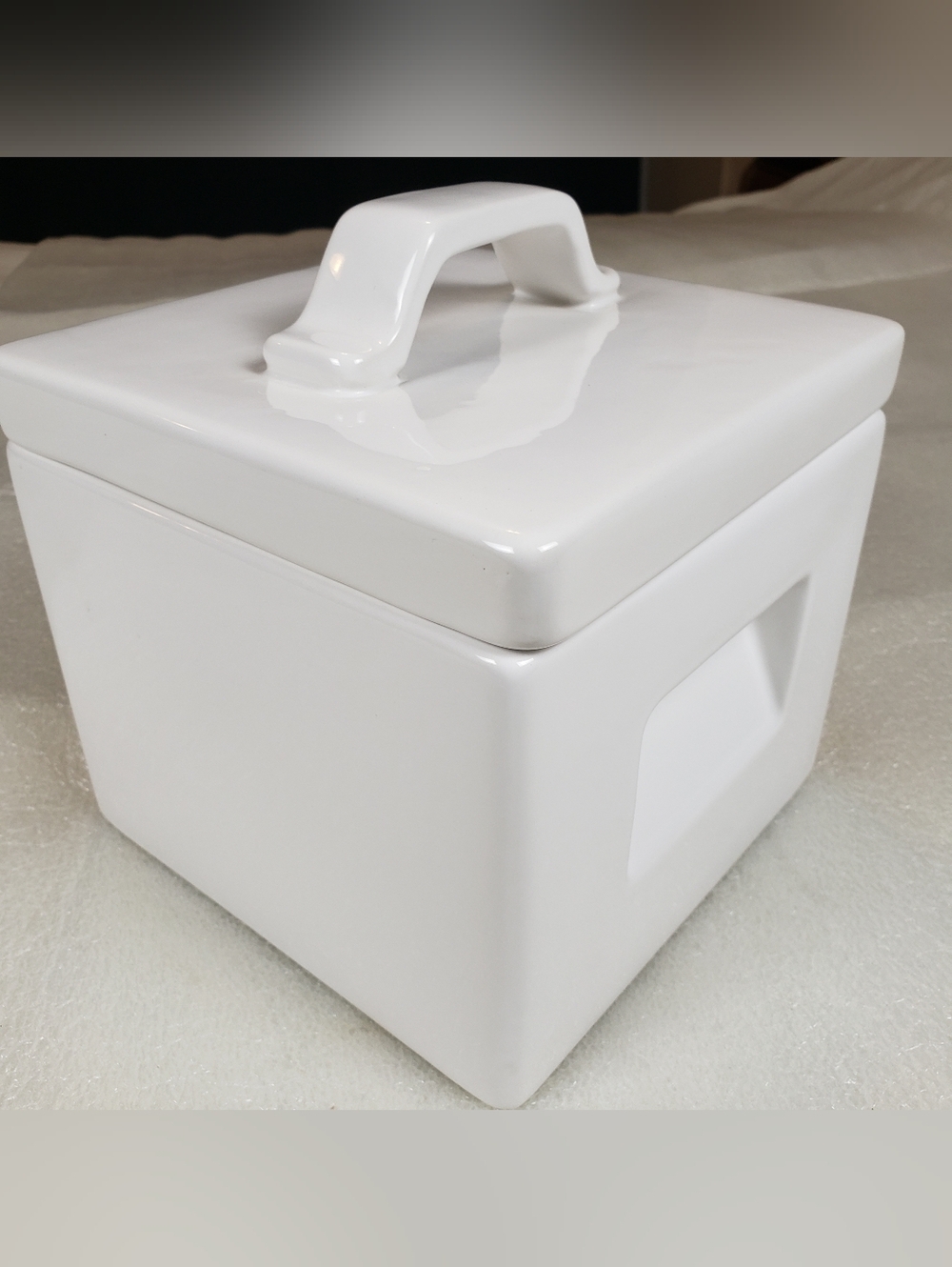WILLIAMS SOMOMA SIGNATURE WHITE PORCELAIN STORAGE CONTAINER 7x7.5x7.5 WITH LID.